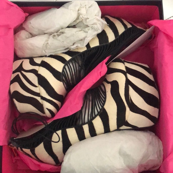 London Trash Ceres pumps in Zebra size 7 - Picture 4 of 8